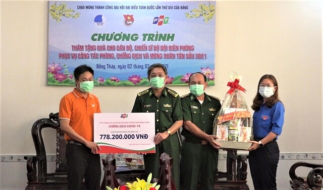 trao quà cho Đại tá Nguyễn Đình Anh Đồng Tháp